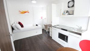 Premium bedding, desk, iron/ironing board, free WiFi