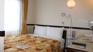 In-room safe, free WiFi, linens