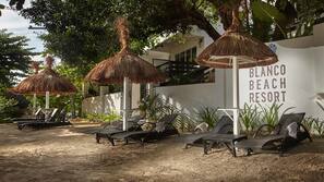 Plage, chaises longues, parasols, serviettes de plage