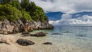 Plage, chaises longues, parasols, serviettes de plage