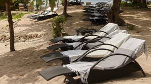 Plage, chaises longues, parasols, serviettes de plage