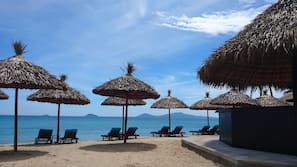 Plage privée à proximité, cabines gratuites, chaises longues, parasols