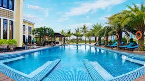 2 piscines extérieures, cabanons gratuits, parasols de plage