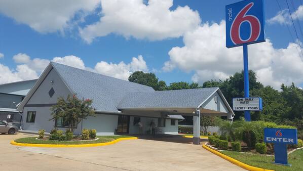 Motel 6 Alvin, TX in Galveston, TX | Expedia