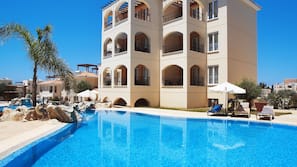 2 outdoor pools, pool umbrellas, pool loungers