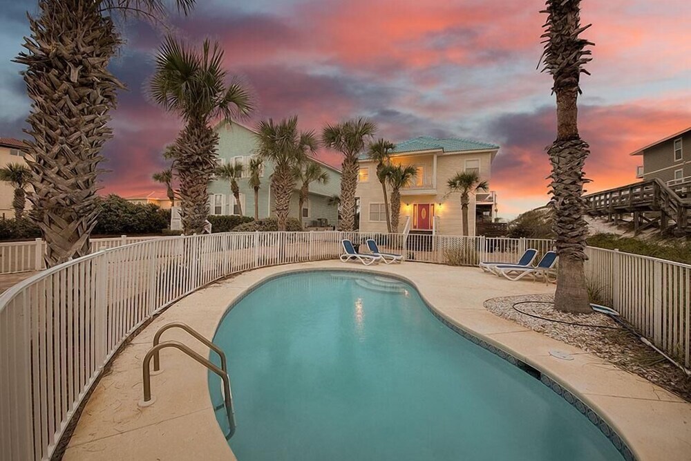 Sandtrap by the Sea 6 Bedroom Holiday Home by Five Star Properties in