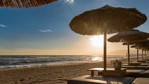 Privatstrand, Liegestühle, Sonnenschirme, Strandtücher