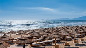 Privatstrand, Liegestühle, Sonnenschirme, Strandtücher