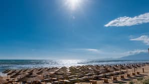 Privatstrand, Liegestühle, Sonnenschirme, Strandtücher