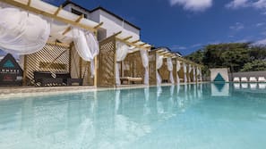 2 outdoor pools, pool loungers