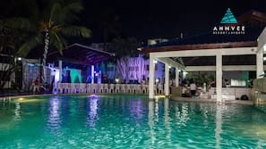 2 outdoor pools, pool loungers