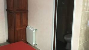 Una scrivania, Wi-Fi gratuito