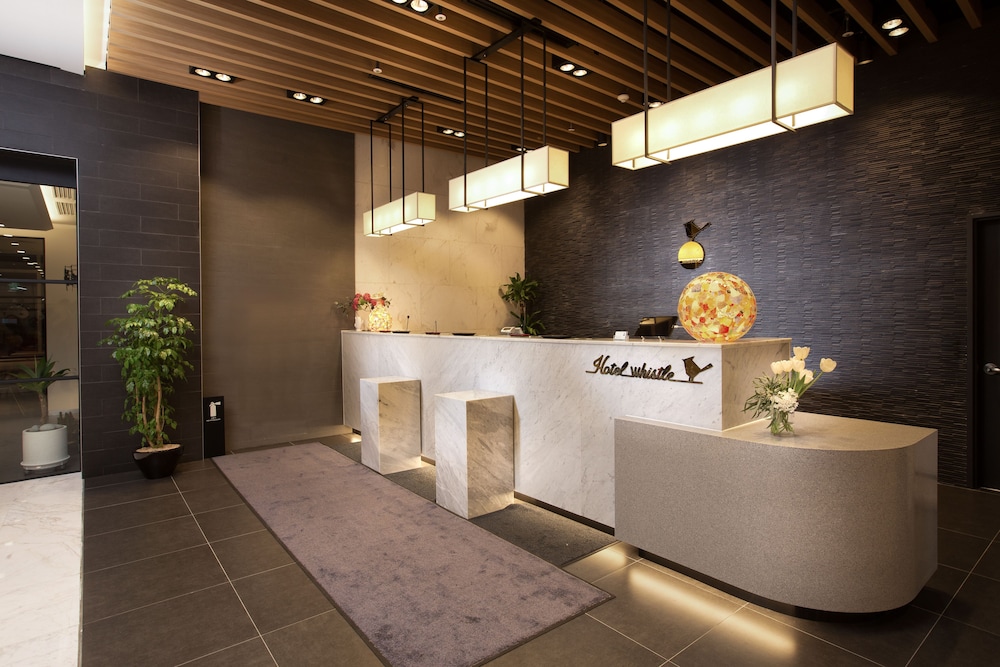 Hotel Whistlelark Jejuのロビーとフロント実景