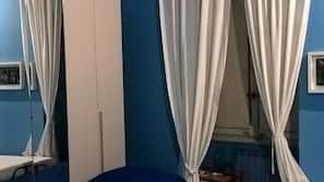 Desk, free WiFi