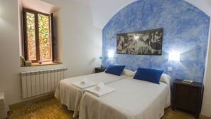 3 Schlafzimmer, kostenlose Babybetten, kostenpflichtige Zustellbetten