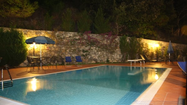 Piscina stagionale all'aperto, ombrelloni da piscina, lettini