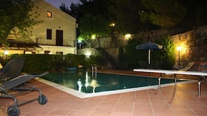 Piscina stagionale all'aperto, ombrelloni da piscina, lettini
