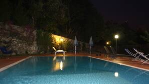 Piscina stagionale all'aperto, ombrelloni da piscina, lettini