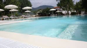 Piscina all'aperto, lettini