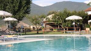 Piscina all'aperto, lettini
