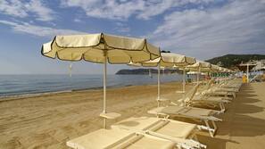 Sulla spiaggia, un bar sulla spiaggia