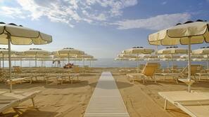 Sulla spiaggia, un bar sulla spiaggia