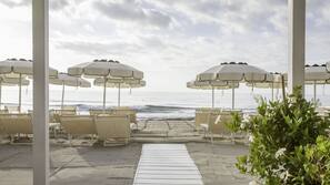 Sulla spiaggia, un bar sulla spiaggia