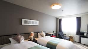 In-room safe, free WiFi, linens