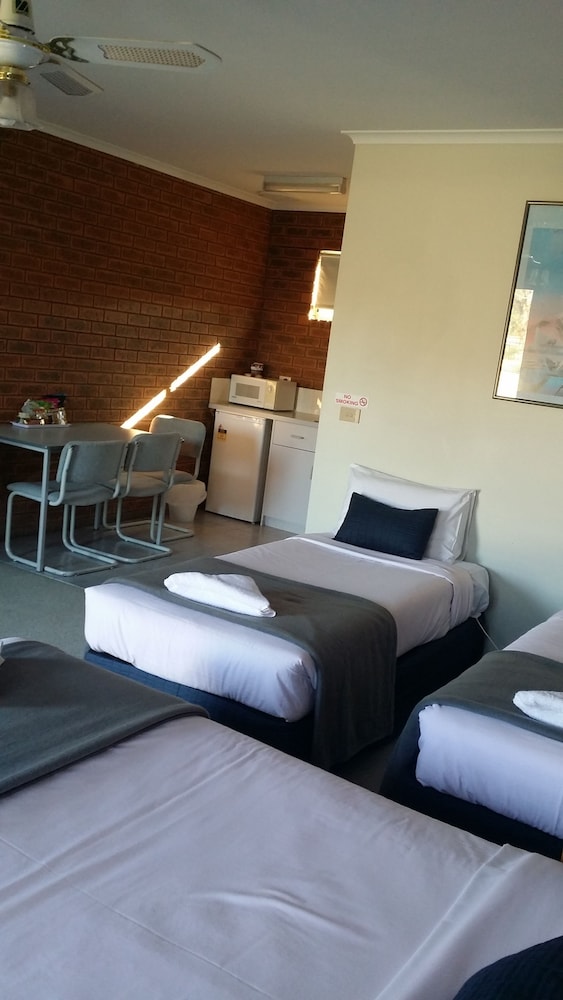 Bridge Motor Inn AU143 Deals & Reviews (Tocumwal, AUS) Wotif