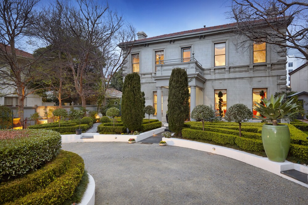 Waratah Stay – A Mansion Experience