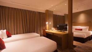 Premium bedding, down duvet, in-room safe, desk