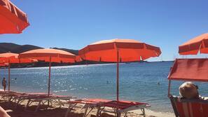 Una spiaggia nelle vicinanze