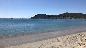 Una spiaggia nelle vicinanze