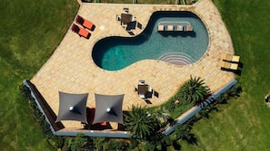 2 outdoor pools, pool loungers