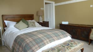 Premium bedding, desk, iron/ironing board, free WiFi