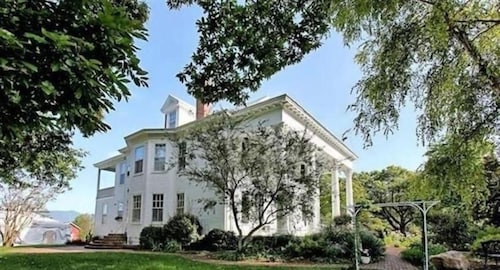 Great Place to stay Winridge Manor Bed and Breakfast near Madison Heights