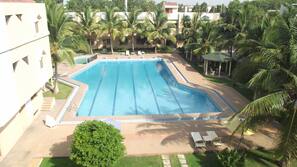 Piscine extérieure, chaises longues