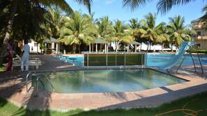 Piscine extérieure, chaises longues