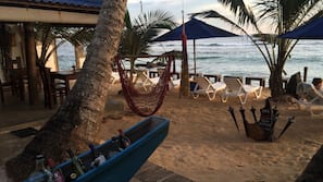 Plage à proximité, chaises longues, parasols, pêche sur place