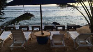 Plage à proximité, chaises longues, parasols, pêche sur place