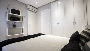 1 dormitorio, ropa de cama de alta calidad, escritorio y cortinas opacas