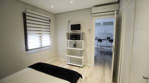 1 dormitorio, ropa de cama de alta calidad, escritorio y cortinas opacas