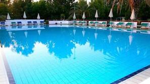 Piscina stagionale all'aperto, ombrelloni da piscina, lettini