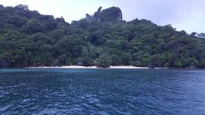 Private beach, white sand, sun-loungers, beach towels