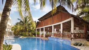 4 outdoor pools, pool umbrellas, pool loungers