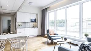 Cortinas opacas y tabla de planchar con plancha