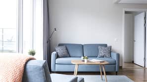 Cortinas opacas y tabla de planchar con plancha