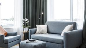 Cortinas opacas y tabla de planchar con plancha