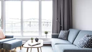 Cortinas opacas y tabla de planchar con plancha