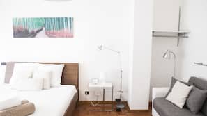 1 chambre, fer et planche à repasser, lits bébé (gratuits)